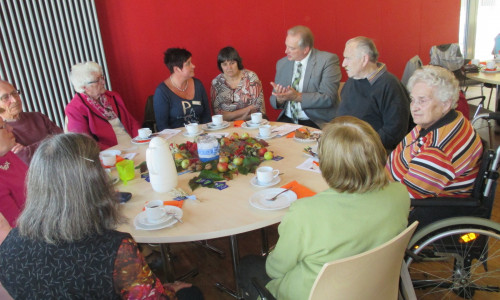 Sickte Seniorenzentrum beim CDU-Erntefest, zusammen an einem Tisch mit Frank Oesterhelweg. Foto: Dieter Lorenz 