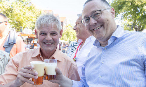 OB Frank Klingebiel (links) und Bürgermeister der Ortschaft Süd, Michael Hoffmann, genossen ein kühlendes Bier. Foto: Rudolf Karliczek