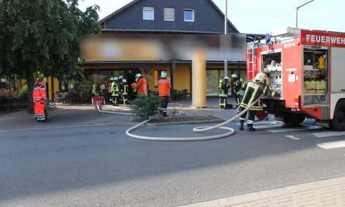 Die Feuerwehr musste zu einem brennenden Trafo ausrücken. Fotos: Freiwillige Feuerwehr Gemeinde Hohenhameln