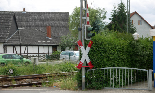 Am Bahnübergang in Vienburg. Hier geschah das Unglück mit der Schranke. Foto: Alexander Panknin