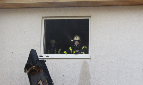 Die verbrannten Möbel wurden über das Fenster aus der Wohnung geschafft. Foto/Video: Max Förster