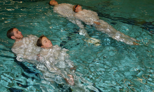 Eine Übung beim Rettungsschwimmkurs: Abschleppen in Bekleidung. Foto: DLRG Peine