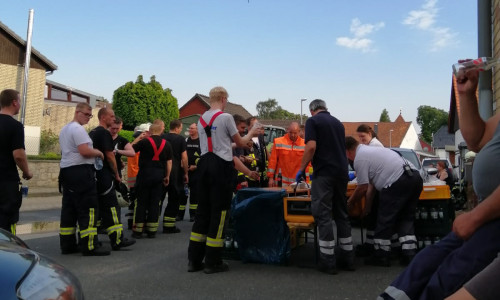 Die Schnelleinsatzgruppe des DRK-Kreisverbands Wolfenbüttel versorgte die Feuerwehrleute beim Einsatz in Remlingen mit Getränken. Fotos: DRK