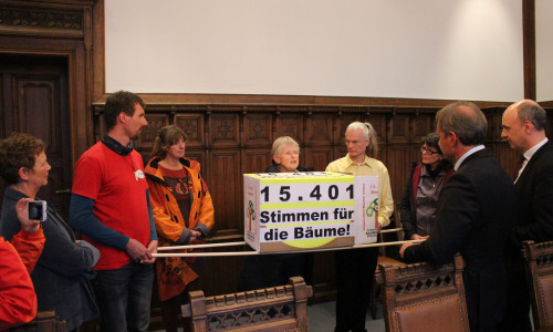 Die Baumschützer überreichten dem Oberbürgermeister Das "Geschenk" - die Stimmen-Box. Fotos: Janosch Lübke