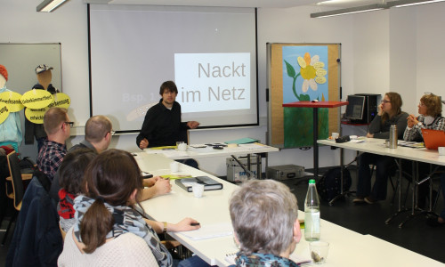 Moritz Becker vom medienpädagogischen Verein Smiley e.V., Hannover referiert zu Konflikten unter Schülern im Netz. Foto: Landkreis Peine
