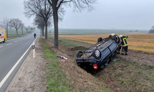 Die Bäume hat das Auto knapp verfehlt. Foto: Feuerwehr Helmstedt