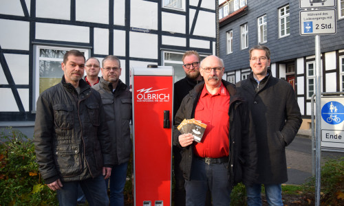Dr. Oliver Junk (von rechts), Bernhard Olbrich, Arkadiusz Szczesniak, Mathias Brand, Jörg Döbbel von der Firma Olbrich und Michael Hille freuen sich über die neue Ladesäule in der Innenstadt.

Foto: Stadt Goslar