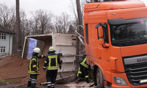 Die Feuerwehr musste das austretende Öl entsorgen. Fotos: Feuerwehr Goslar