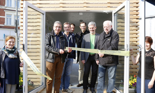 Bürgermeister Thomas Pink und Mitarbeiter der Verwaltung eröffneten die Infobox. Fotos: Stadt Wolfenbuettel/RAE
