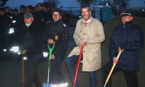 Eckhard Wagner, Martin Kowalewsky, Dr. Oliver Junk und Christian Hellmeier setzen den symbolischen ersten Spatenstich. Foto: Stadt Goslar
