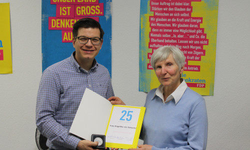 Björn Försterling (links) überreicht Angelika von Selasinsky die Theodor Heuss-Medaille in Silber für 25 Jahre Mitgliedschaft in der FDP. Foto: Pierre Balder
