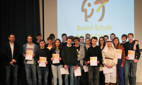 Die Gewinner der 1. und 2. Preise beim BwInf sind gemeinsam mit ihrem Lehrer Benjamin Sauerstein (links aussen) sehr stolz auf den Erfolg. Foto: privat