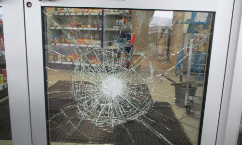 Die Eingangstür der Tankstelle wurde mit einem Gully-Deckel gewaltsam geöffnet. Foto: Polizei