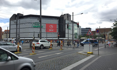 Am Donnerstag regelte die Polizei den Verkehr auf dem Bohlweg. Foto: Anke Donnner