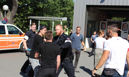 Schnell trennte die Polizei die Kontrahenten. Fotos: Sandra Zecchino