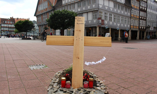Mit dem Hashtag "DieTotenKommen" mahnt das Kreuz in der Fußgängerzone an unbekannte verstorbene Flüchtlinge. Fotos: Jan Borner