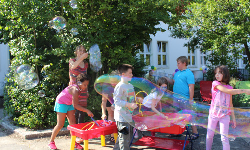 Carmen Sachtleben vom Kinder- und Jugendzentrum Turm tobt sich gemeinsam mit den jungen Gästen mit Seifenblasen aus. Foto: Jan Borner