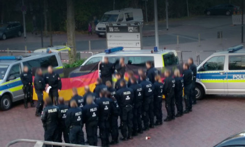 Die Polizisten wähnten sich unbeobachtet, bis "Hunderte AfDler den Gruß mit dem Absingen der Nationalhymne" (Hampel) erwiderten. Foto: AfD Gifhorn