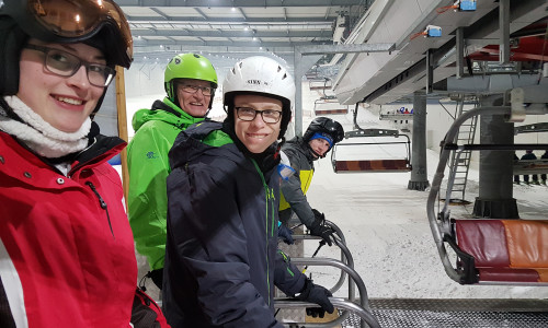 Die Wolfenbütteler Gruppe steht am Skilift im Snowdome Bispingen. Fotos: DRK-inkluzivo Wolfenbüttel gGmbH 