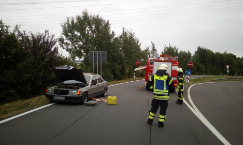 Die Feuerwehr musste zu einem Öleinsatz ausrücken. Ein Autofahrer hielt die dazu erforderliche Absperrung scheinbar für überflüssig. Feuerwehr Flechtorf