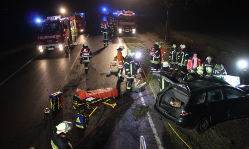 Der Autofahrer musste mit lebensgefährlichen Verletzungen ins Krankenhaus. Fotos: Feuerwehr Hohenhameln