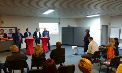 Philipp Raulfs diskutiere mit Experten über das Thema "ausbilduung". Foto: SPD