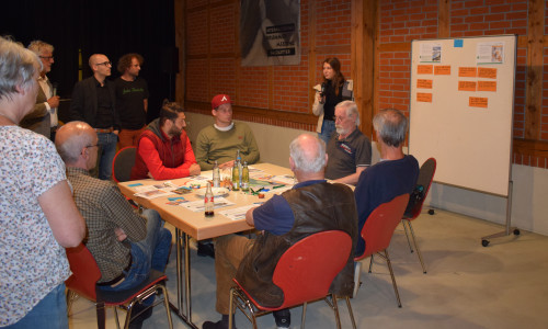 Teilnehmerin Hannah Cerbe präsentiert die Ergebnisse ihrer Arbeitsgruppe. Foto: Stadt Salzgitter