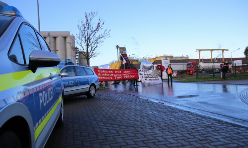 Mit Bannern ausgerüstet positionierten sich am Dienstagvormittag Aktivisten vor der Firma Cargill. Fotos: Rudolf Karliczek