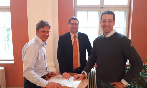 Bürgermeister Marco Kelb (Mitte) beriet sich mit der Spitze der CDU/FDP-Gruppe Kai Jacobs (links) und Stefan Fenner (rechts) zur Sickter Ortsmitte. Foto: privat