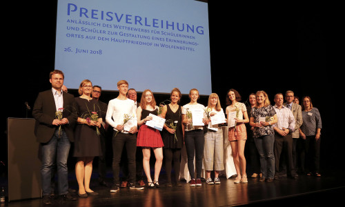 Das Foto zeigt die prämierten Schüler mit den Verantwortlichen des Wettbewerbs. Foto: Stadt Wolfenbüttel