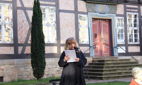 Ina Menge bei einer Kundgebung der Gruppe "Goslar wehrt sich". Foto: Max Förster