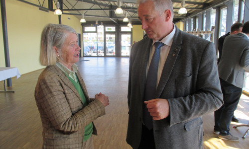 Seniorensprecherin Monika Bötel informiert Frank Oesterhelweg, vor der Sitzung, über Aktivitäten  im Kreis ihrer Mitglieder. 