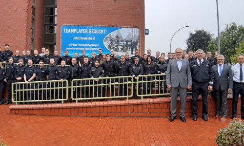 Das Bild zeigt den Leiter der Polizeiinspektion SZ/PE/WF, Herrn Volker Warnecke, zusammen mit den neuen Mitarbeiterinnen und Mitarbeitern und weiteren Führungskräften. Foto: Polizei