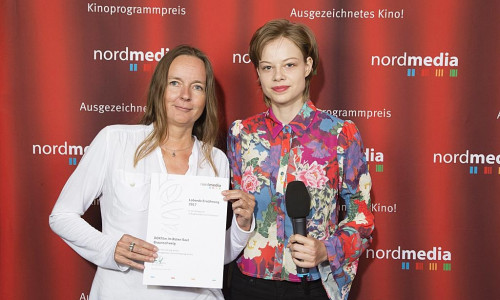 Die Preisurkunden überreichte die Schauspielerin Emma Bading als Patin. Für „DOKfilm im Roten Saal“ nahm Programmgestalterin Iris Mügge vom Kulturinstitut die Urkunde entgegen. Foto: nordmedia