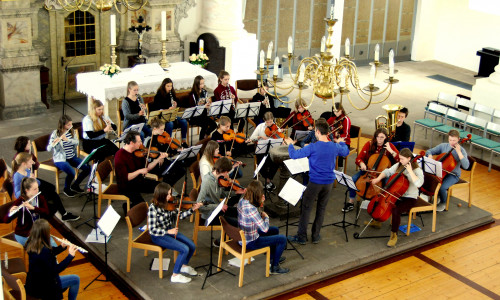 Konzentrierte Probenarbeit: Das Orchester des Gymnasiums am Schloss unter Gregor Meyer. Foto: M. Berger