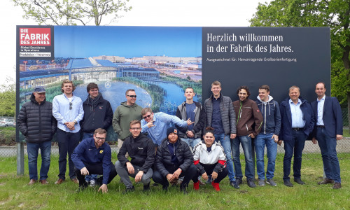 Studierende aus Deutschland und den USA sowie ihre Betreuer während der Exkursion vor dem Mercedes Benz Werk in Bremen. Foto: Ostfalia