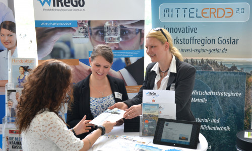 Anja Blümel und Vanessa Grond (von rechts) im Gespräch mit einer Interessentin auf der Recruitingmesse in Göttingen. Foto: WiReGo