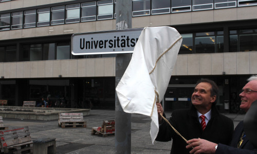 Oberbürgermeister Ulrich Markurth und TU-Präsident Professor Dr. Jürgen Hesselbach enthüllten das Straßenschild. Fotos: Alexander Dontscheff