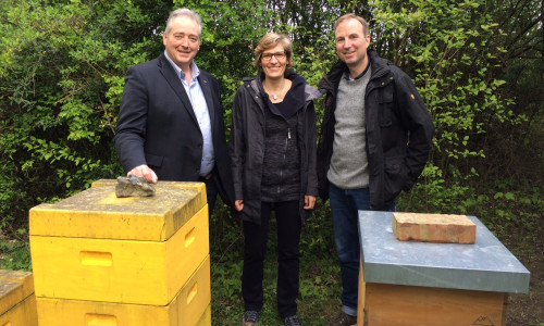 Frank Oesterhelweg bei seinem Besuch am THG mit Kerstin Steinmeyer und Christian Bilges am Bienenstock. Foto: Oetsrhelweg