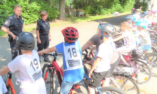 Die Polizei prüft 60 Kinder und ihre Fahrräder. Foto: Polizei