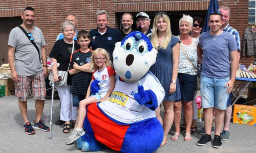 Auch „Dino“, das Maskottchen des Fußballerstligisten Hamburger SV, zählte zu den Besuchern des Aktionstages. Fotos: Landfrauen Helmstedt
