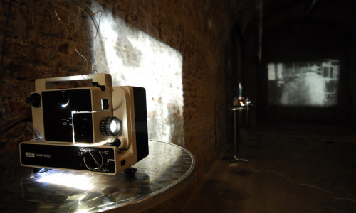 In der Installation "stadtflimmern" werden auf 40 Projektoren in Endlosschleifen, sogenannten Loops, Filmszenen aus der Stadt an die Wände der Kasematten geworfen. Fotos: Anke Donner / Jürgen Lossau