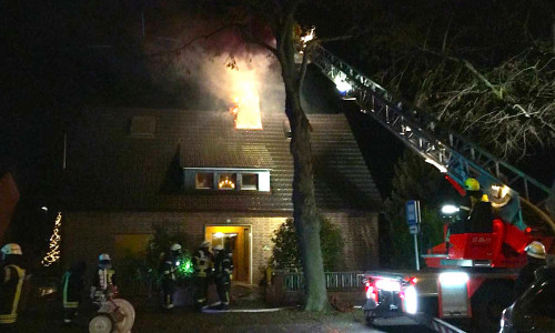 Das Feuer hatte sich hinter einer Wand bis ins Dachgeschoss hochgefressen. Foto/Video: aktuell24 (BM)