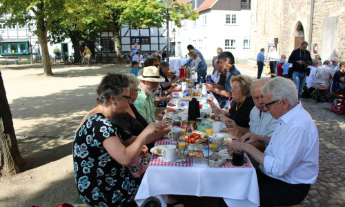 Die Frühstücks-Besucher genießen ihr gemeinschaftliches Frühstück vor der Magni-Kirche. Fotos: Jan Borner