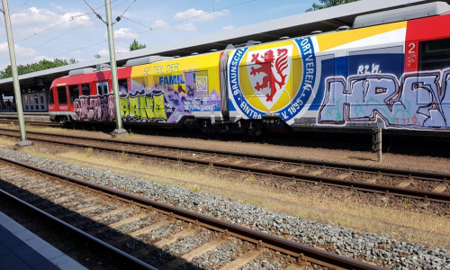 Purer Akt von Vandalismus: Erst vor drei Wochen wurde der neue BTSV-Zug neu übergeben. Foto: Christopher Bein