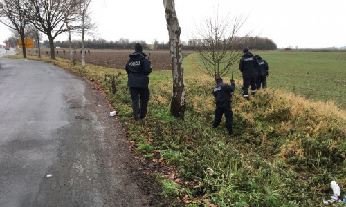 Polizisten sichern Spuren in der Nähe des Tatortes. Foto: aktuell24