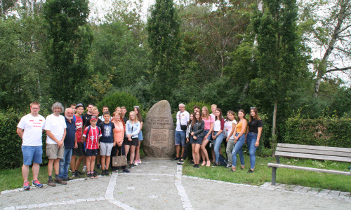 Die polnischen Jugendlichen mit Begleitern am Gedenkstein des KZ Schandelah-Wohld. Foto: Privat
