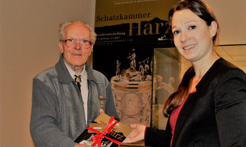 Museumsleiterin Ulrike Sbresny überreicht dem besonderen Gast die Goldkarte (Jahreskarte) des Schlossmuseums. Foto: Schlossmuseum/Meyer.