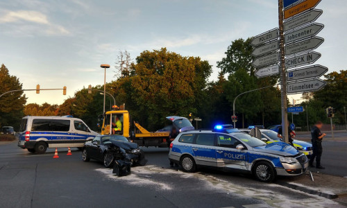 Der Streifenwagen krachte nach dem Zusammenstoß gegen einen Straßenschildpfeiler. Beide Fahrzeuge wurden stark beschädigt. Fotos/Video: Werner Heise