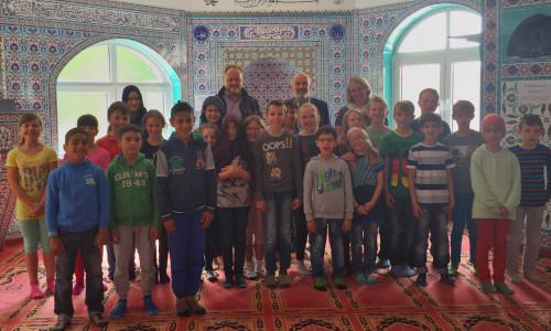 Schülerinnen und Schüler der Grundschule Jürgenohl in der Moschee der Türkisch-Islamischen Gemeinde Goslar. Foto: Privat